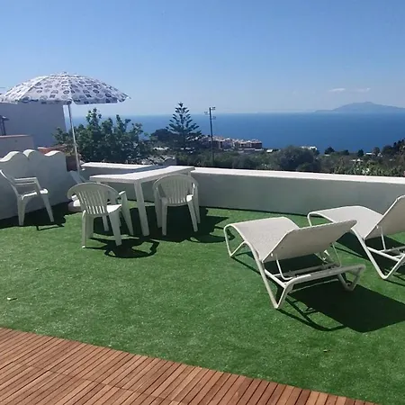About Capri Nyaraló *