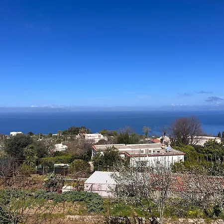 About Capri Nyaraló Anacapri